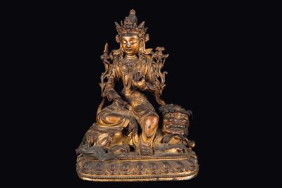 Figura di Simhanada-avalokitesvara in Bronzo con Tracce di Doratura Seduto su Cane di Pho su Fior...