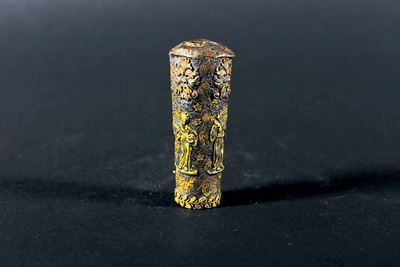Piccolo Manico Portaventaglio in Metallo con Decoro Dorato Raffigurante Guanyin, Cina, Dinastia Q...