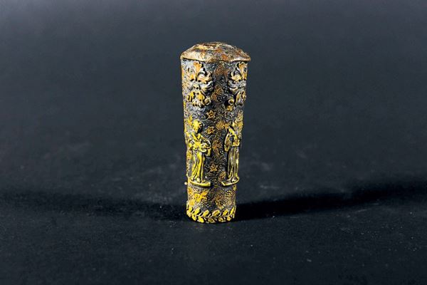 Piccolo manico portaventaglio in metallo con decoro dorato raffigurante Guanyin, Cina, Dinastia Qing, XVIII secolo