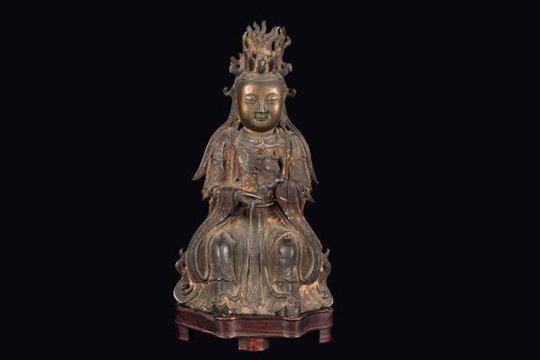Figura di Guanyin seduta in bronzo con tracce di doratura, Cina, Dinastia Ming, XVII secolo