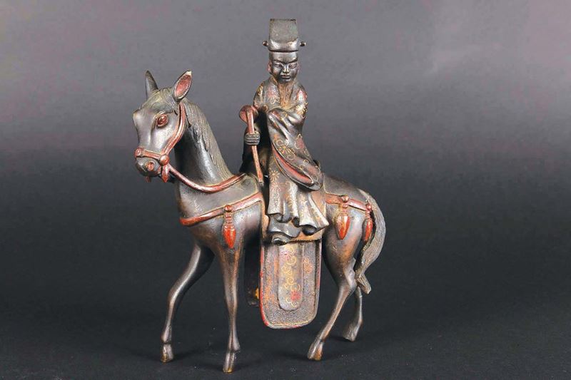 Figura di dignitario con ruyi a cavallo in bronzo con smalti, Cina, Dinastia Ming, XVI secolo  - Asta Chinese Works of Art - Cambi Casa d'Aste