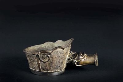 Mestolo in Bronzo con Manico a Decoro Geometrico D'ispirazione Arcaica, Cina, Dinastia Qing, XVII...