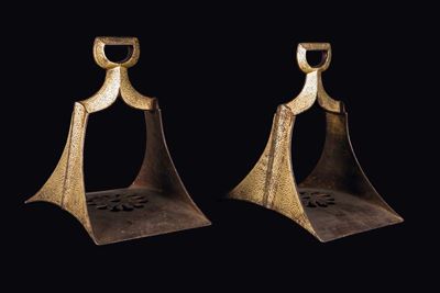 Coppia di Staffe in Bronzo con Decoro Dorato, Cina, Dinastia Qing, XIX Secolo