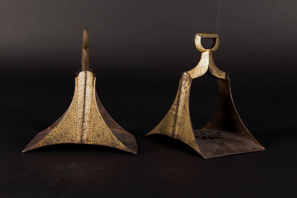 Coppia di Staffe in Bronzo con Decoro Dorato, Cina, Dinastia Qing, XIX Secolo