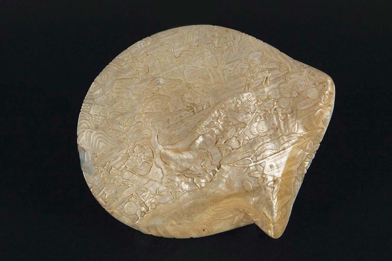 A carved mother-of-pearl battle scene, Japan, 19th century  - Auction Chinese Works of Art - Cambi Casa d'Aste