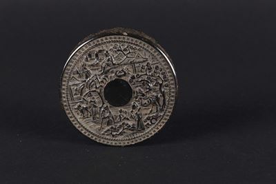 Scatola Circolare in Legno con Coperchio con Decoro a Rilievo, Cina, Dinastia Qing, XIX Secolo