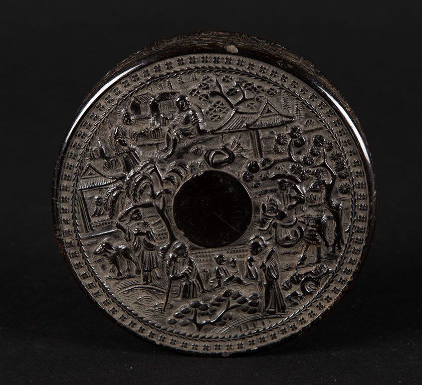 Scatola Circolare in Legno con Coperchio con Decoro a Rilievo, Cina, Dinastia Qing, XIX Secolo