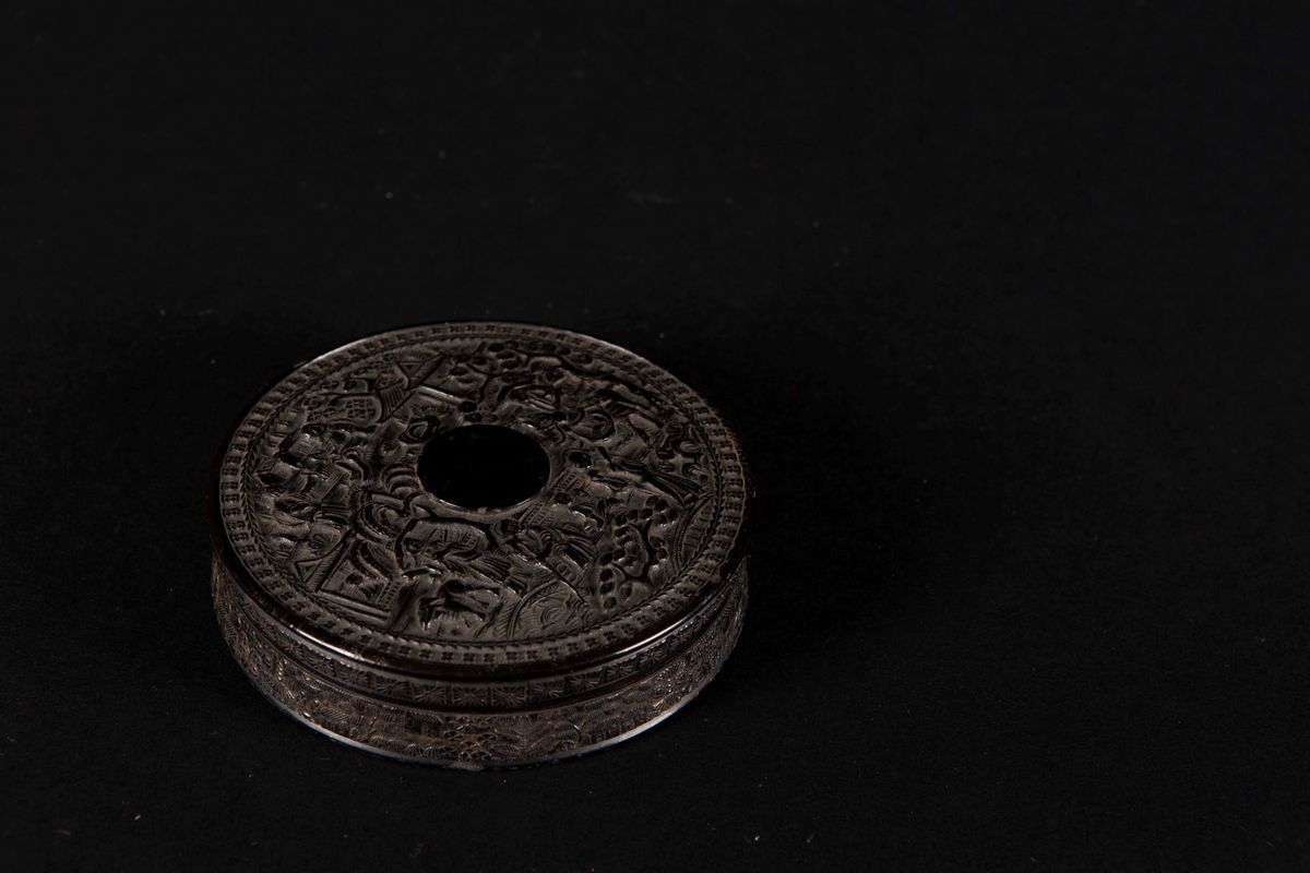 Scatola Circolare in Legno con Coperchio con Decoro a Rilievo, Cina, Dinastia Qing, XIX Secolo
