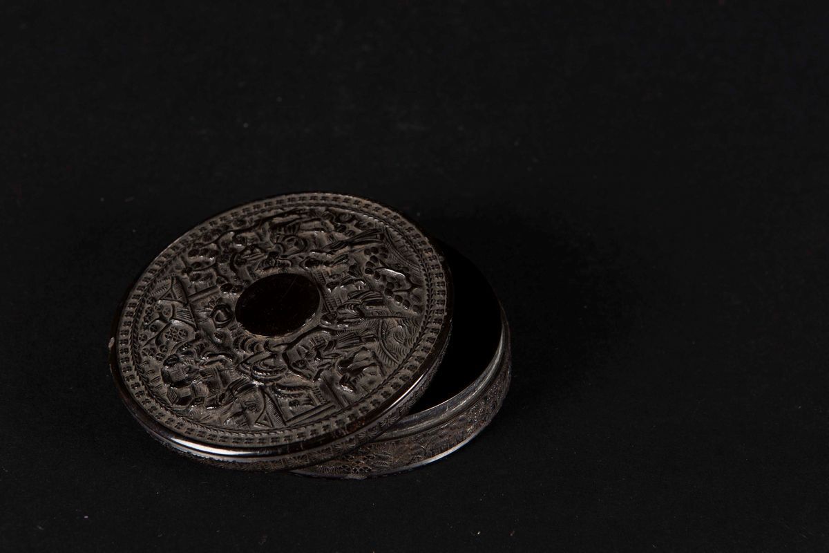 Scatola Circolare in Legno con Coperchio con Decoro a Rilievo, Cina, Dinastia Qing, XIX Secolo