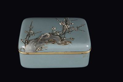 Scatola con Coperchio in Metallo Smaltato con Decoro di Fiori di Ciliegio, Giappone, XX Secolo