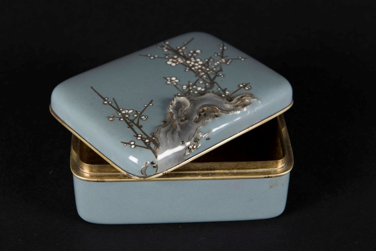Scatola con Coperchio in Metallo Smaltato con Decoro di Fiori di Ciliegio, Giappone, XX Secolo