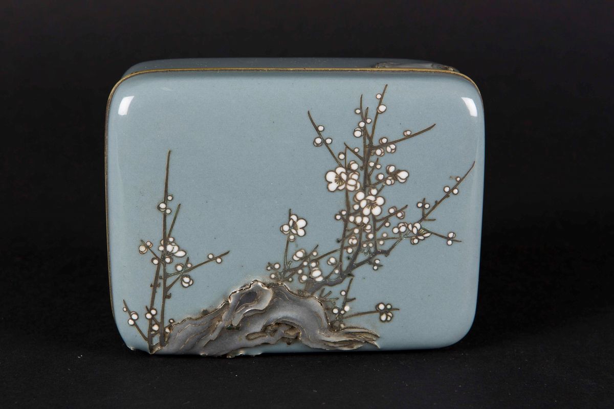 Scatola con Coperchio in Metallo Smaltato con Decoro di Fiori di Ciliegio, Giappone, XX Secolo