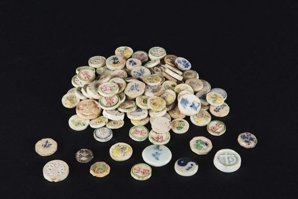 Insieme di 209 tessere da gioco in porcellana, Cina, XX secolo
