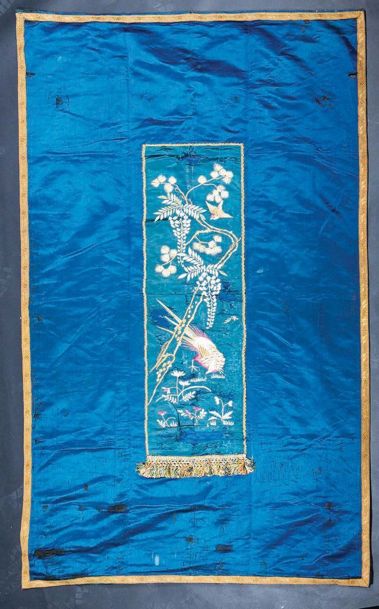 Tessuto in seta a fondo blu con ricamo entro riserva centrale, Cina, Dinastia Qing, fine XIX secolo  - Asta Chinese Works of Art - Cambi Casa d'Aste