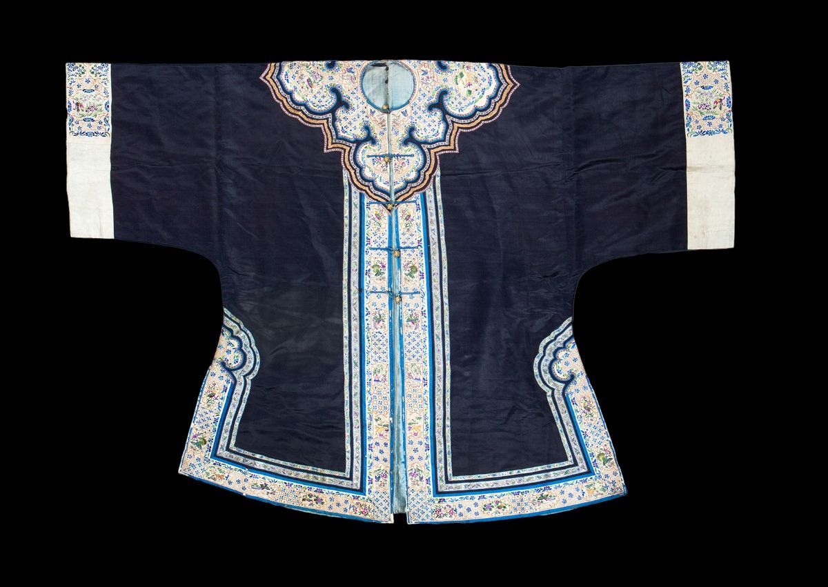 Veste in Seta a Fondo Blu Notte con Ricamo in Filo Oro, Cina, Dinastia Qing, XIX Secolo