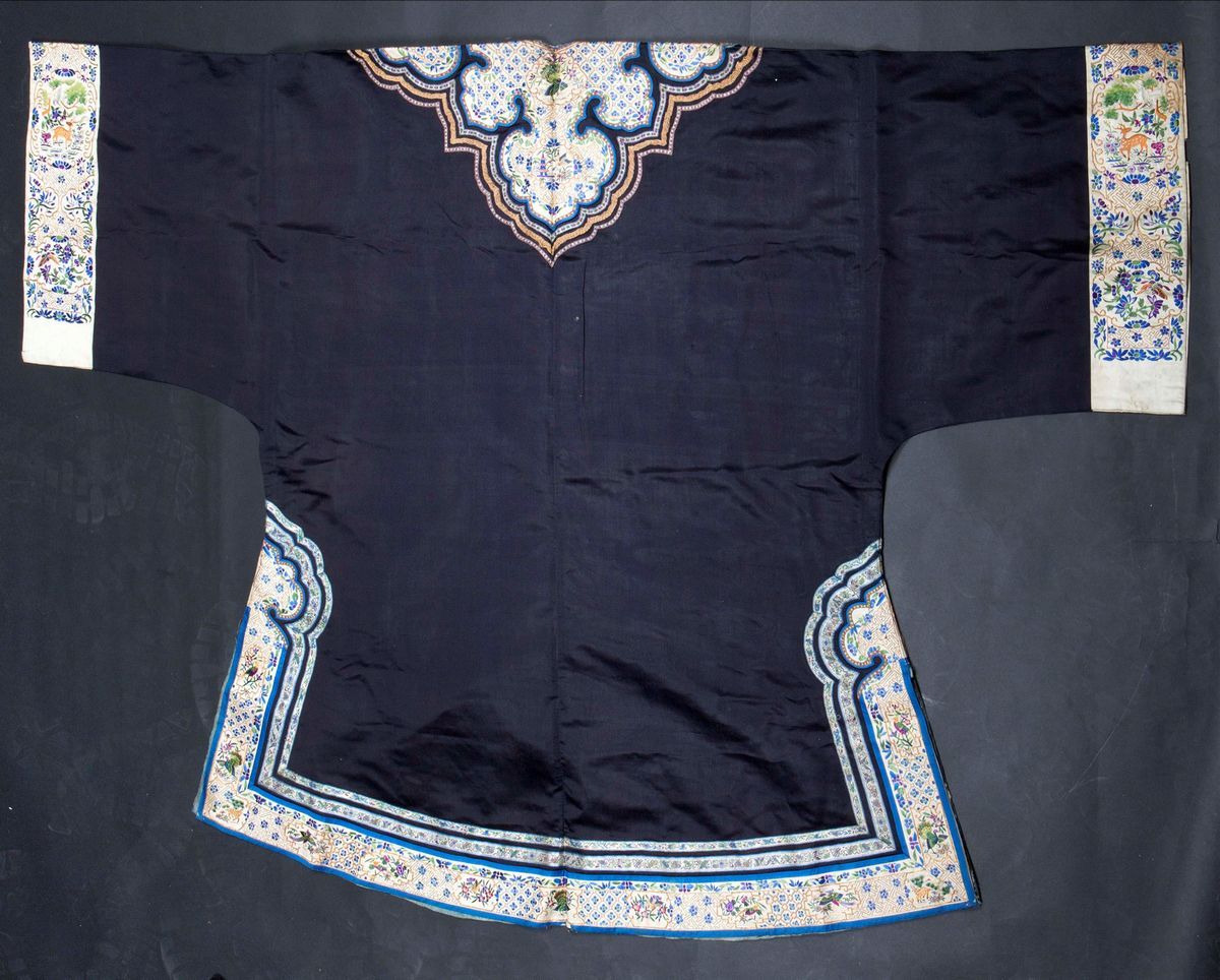 Veste in Seta a Fondo Blu Notte con Ricamo in Filo Oro, Cina, Dinastia Qing, XIX Secolo