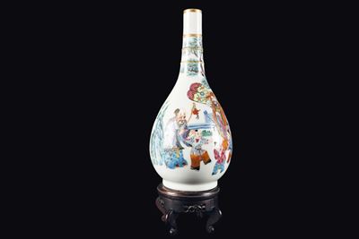Vaso a Bottiglia in Porcellana Famiglia Rosa con Immagine di Attendente e Fanciulli, Cina, Dinast...