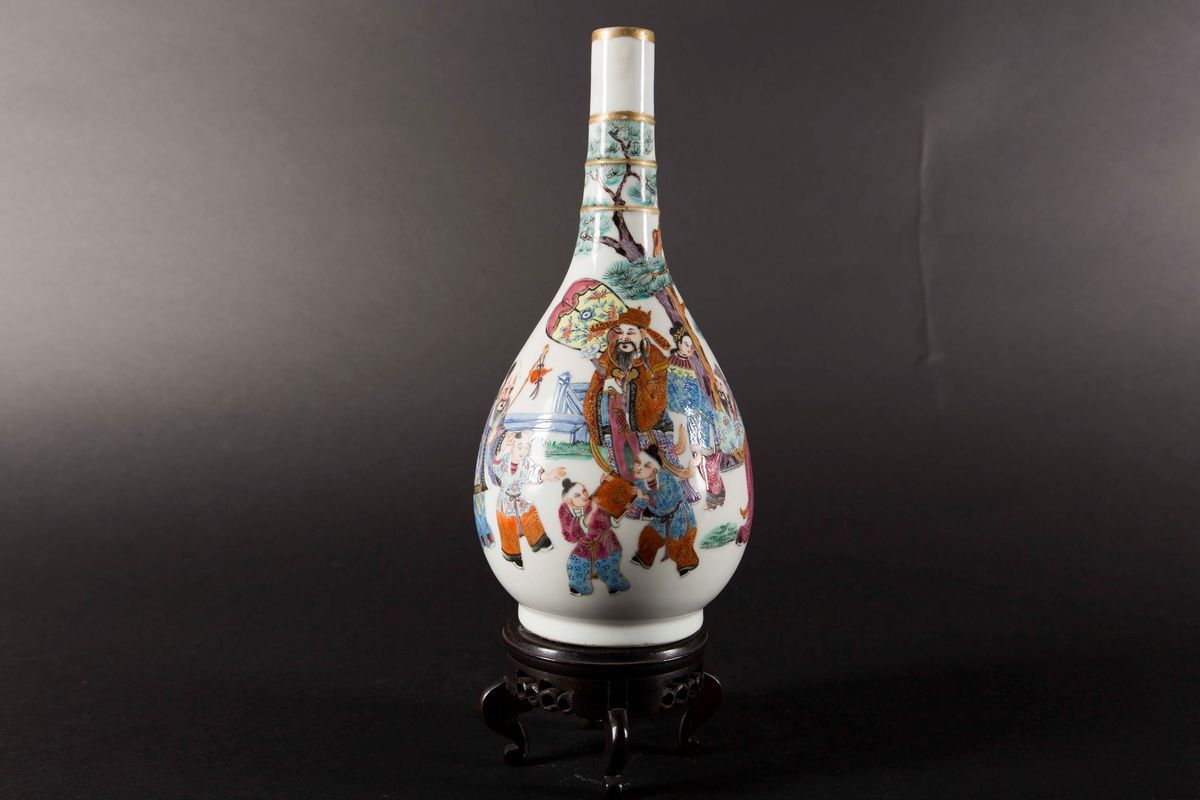 Vaso a Bottiglia in Porcellana Famiglia Rosa con Immagine di Attendente e Fanciulli, Cina, Dinast...