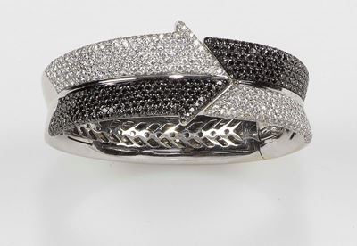 Enigma. Bangle Freccia con Pavé di Diamanti Neri e Bianchi