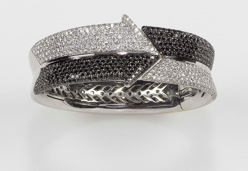 Enigma. Diamond bangle. Set with the white and black pavé-set diamonds  - Auction Fine Jewels - Cambi Casa d'Aste