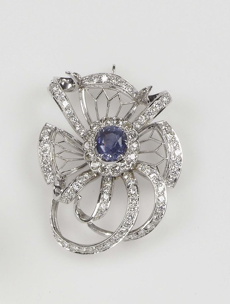A sapphire and diamond pendant. The Sri Lankan sapphire weighing approx. 4,30 carats is set with diamonds. Mounted in white gold 750/1000  - Auction Fine Jewels - Cambi Casa d'Aste