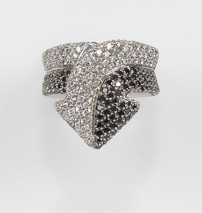 Enigma. Anello Freccia con Pavé di Diamanti Neri e Bianchi