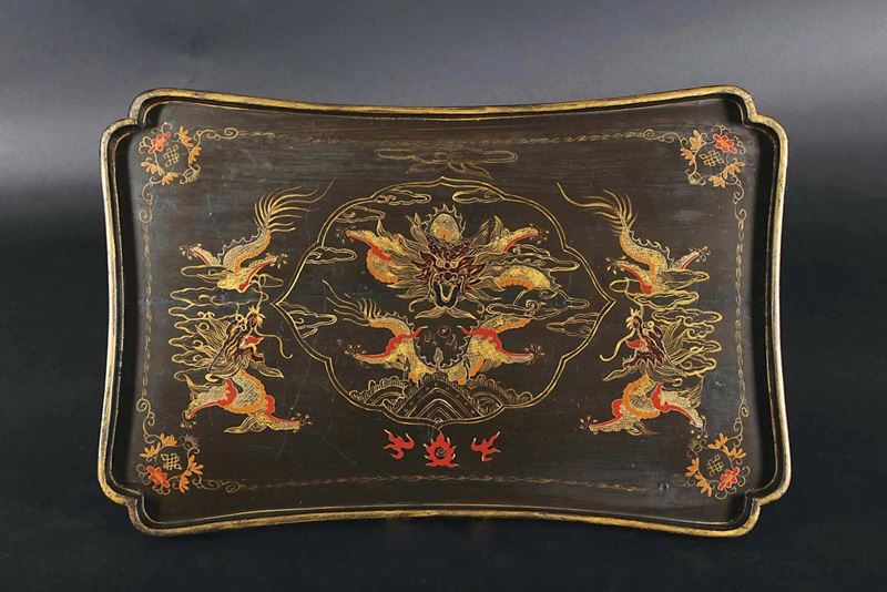 Vassoio in legno laccato con decoro di dragoni, Cina, Dinastia Qing, fine XIX secolo  - Asta Chinese Works of Art - Cambi Casa d'Aste