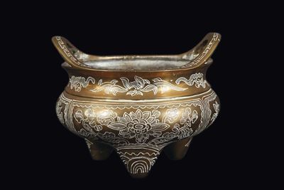 Incensiere Tripode in Bronzo Patinato con Decoro Floreale, Cina, Dinastia Qing, XVIII Secolo