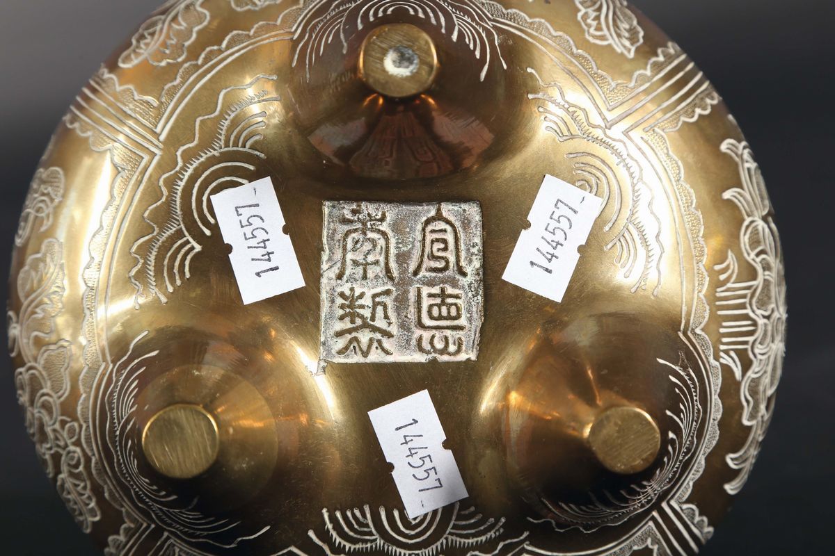 Incensiere Tripode in Bronzo Patinato con Decoro Floreale, Cina, Dinastia Qing, XVIII Secolo
