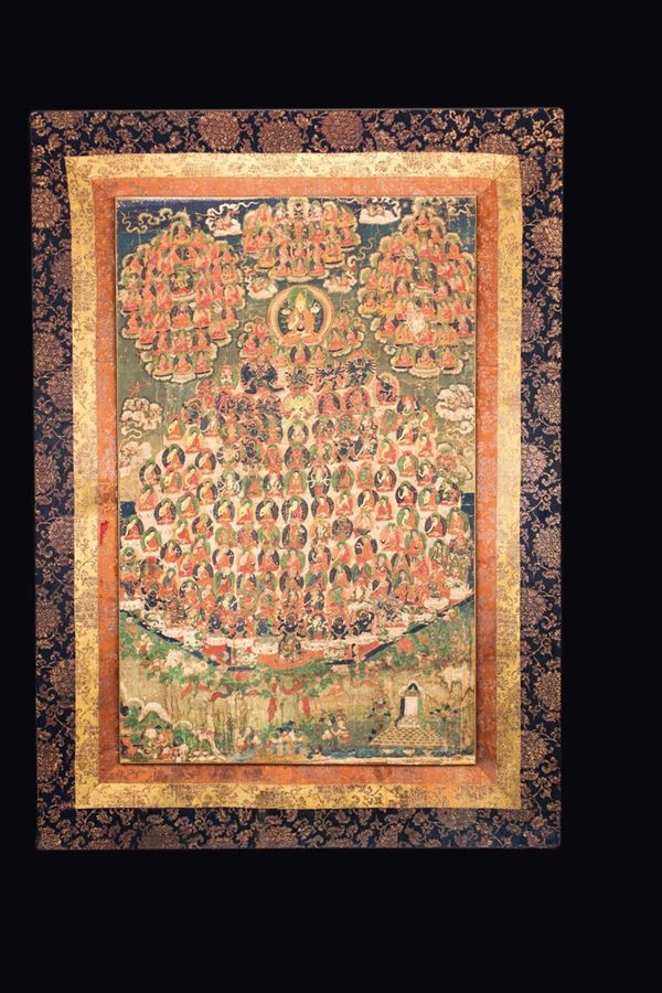 Grande tanka su seta incorniciato con raffigurazioni di Lama, Buddha ed altre divinità, Tibet, XVIII secolo
