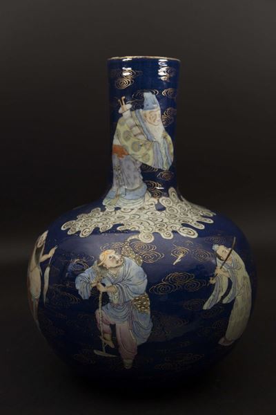 Grande Vaso in Porcellana Famiglia Rosa a Fondo Blu con Raffigurazione di Saggi tra le Nuvole, Ci...