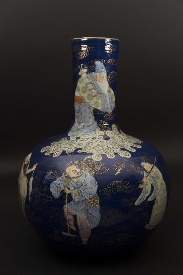 Grande vaso in porcellana Famiglia Rosa a fondo blu con raffigurazione di saggi tra le nuvole, Cina, Dinastia Qing, XIX secolo