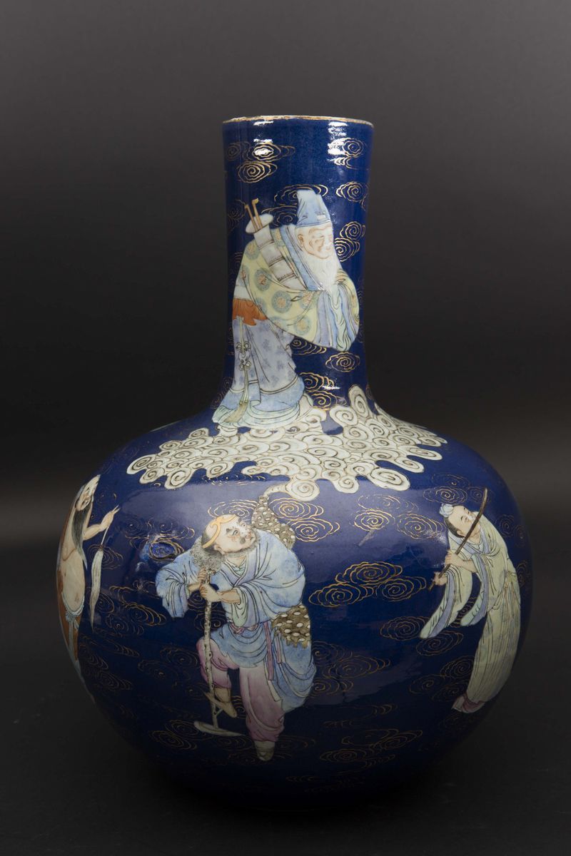 Grande Vaso in Porcellana Famiglia Rosa a Fondo Blu con Raffigurazione di Saggi tra le Nuvole, Ci...