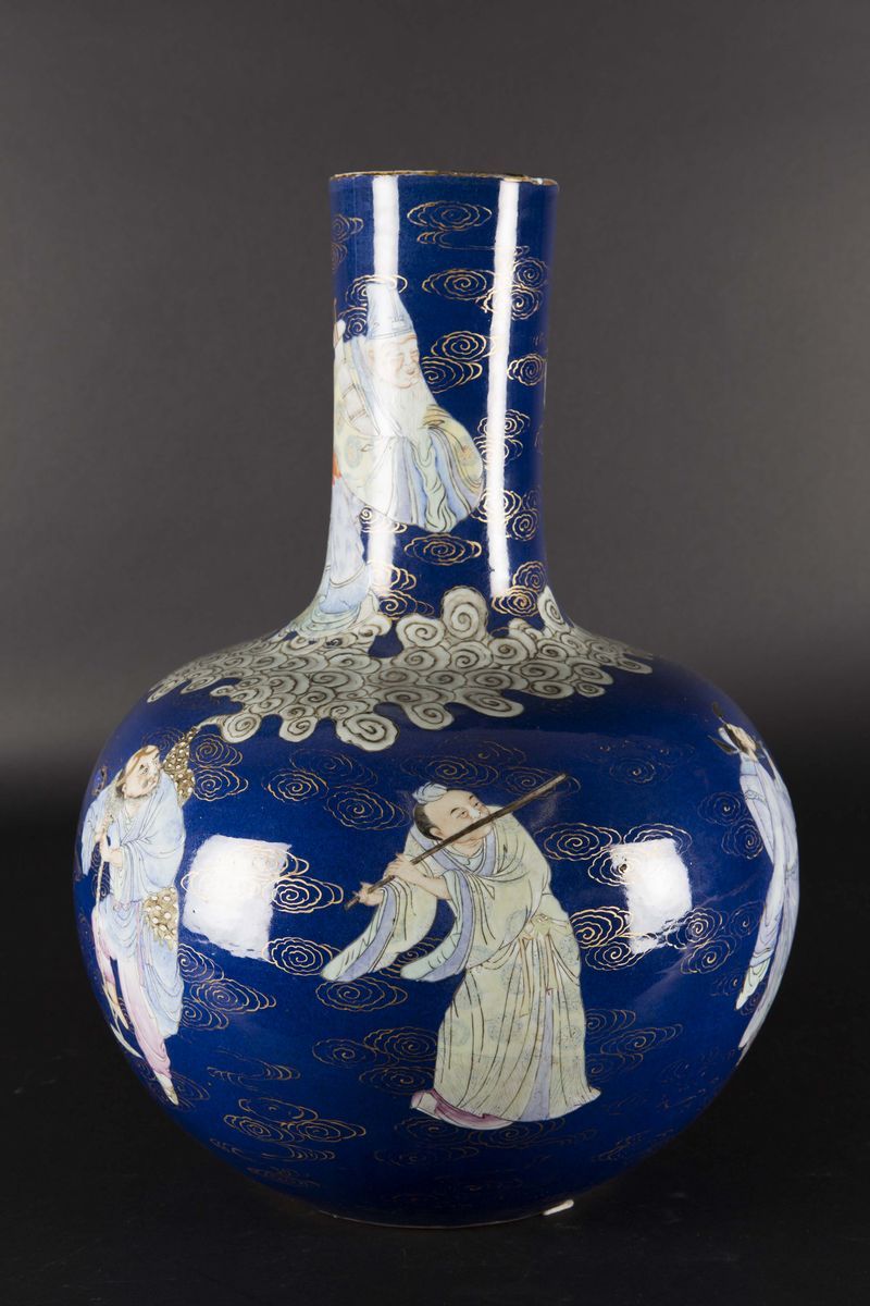 Grande Vaso in Porcellana Famiglia Rosa a Fondo Blu con Raffigurazione di Saggi tra le Nuvole, Ci...
