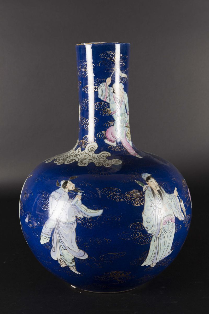 Grande Vaso in Porcellana Famiglia Rosa a Fondo Blu con Raffigurazione di Saggi tra le Nuvole, Ci...
