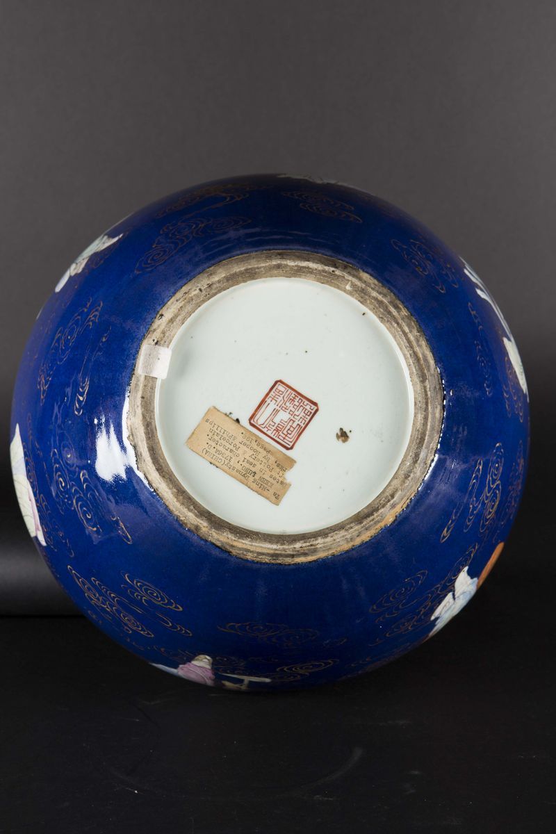 Grande Vaso in Porcellana Famiglia Rosa a Fondo Blu con Raffigurazione di Saggi tra le Nuvole, Ci...