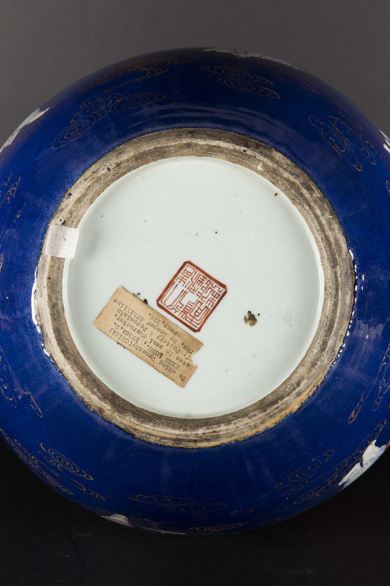 Grande Vaso in Porcellana Famiglia Rosa a Fondo Blu con Raffigurazione di Saggi tra le Nuvole, Ci...