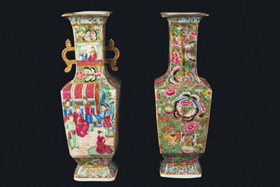 Coppia di Vasetti in Porcellana a Smalti Policromi con Scene di Vita di Corte a Doppia Ansa, Cina...