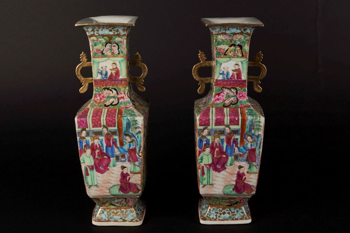 Coppia di Vasetti in Porcellana a Smalti Policromi con Scene di Vita di Corte a Doppia Ansa, Cina...