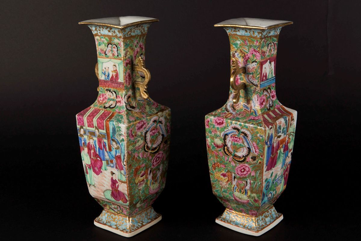 Coppia di Vasetti in Porcellana a Smalti Policromi con Scene di Vita di Corte a Doppia Ansa, Cina...