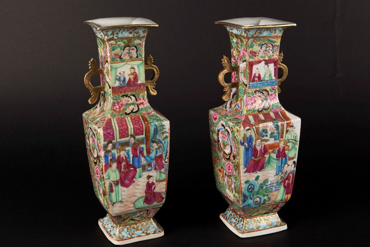 Coppia di Vasetti in Porcellana a Smalti Policromi con Scene di Vita di Corte a Doppia Ansa, Cina...