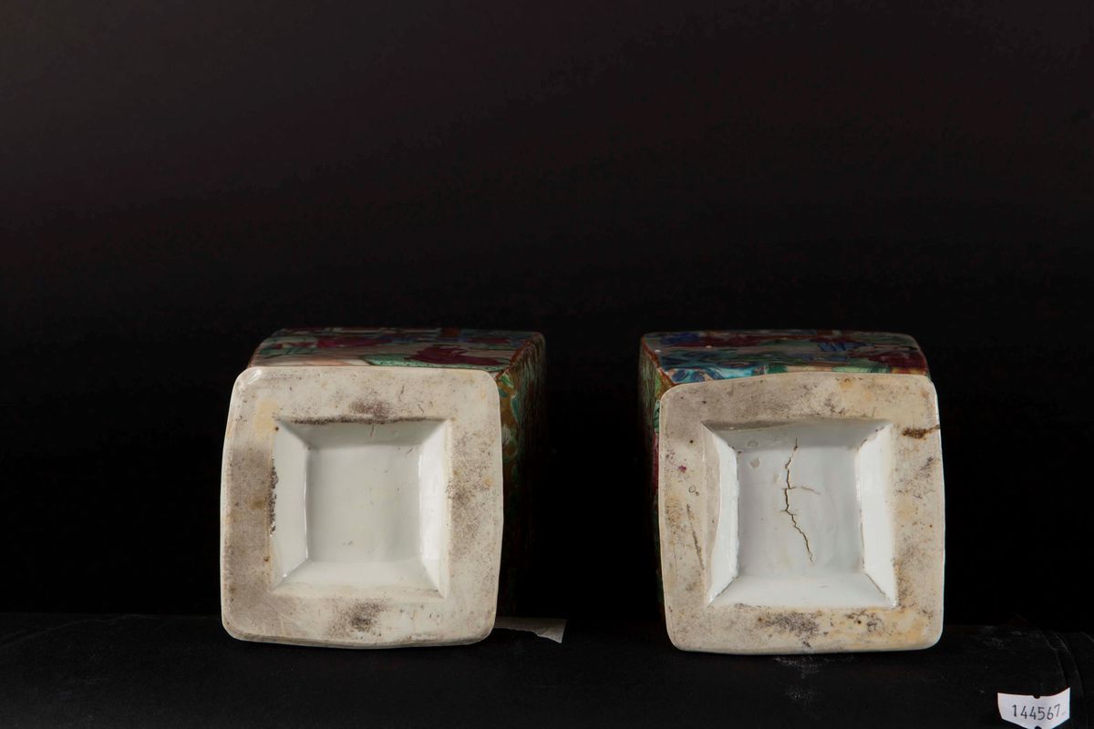 Coppia di Vasetti in Porcellana a Smalti Policromi con Scene di Vita di Corte a Doppia Ansa, Cina...