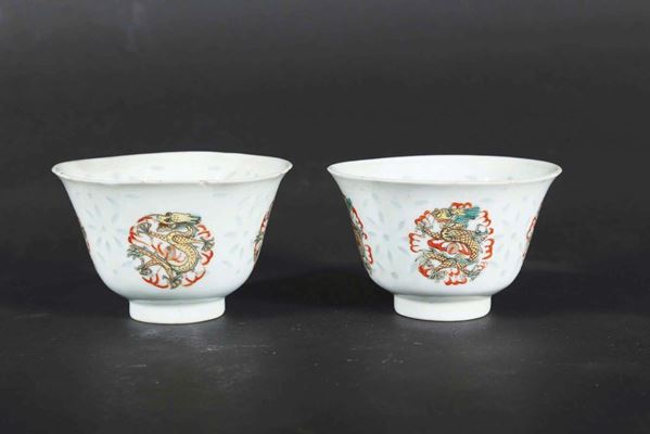 Coppia di coppette in porcellana a smalti policromi con draghi, Cina, Dinastia Qing, XIX secolo