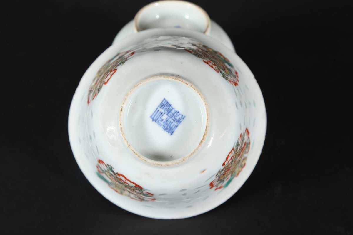 Coppia di Coppette in Porcellana a Smalti Policromi con Draghi, Cina, Dinastia Qing, XIX Secolo