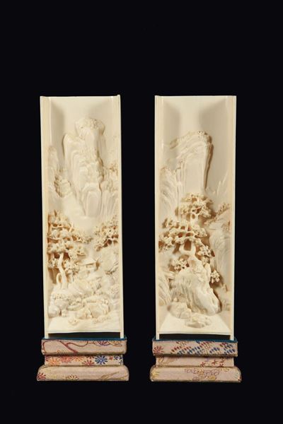 Coppia di Placche in Avorio con Paesaggio Montano a Rilievo, Cina, Dinastia Qing, XIX Secolo