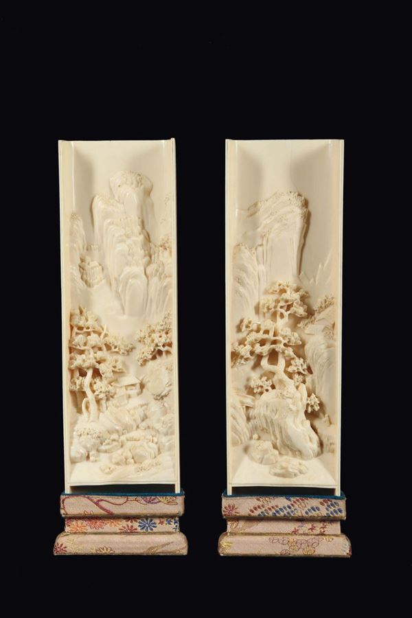 Coppia di placche in avorio con paesaggio montano a rilievo, Cina, Dinastia Qing, XIX secolo