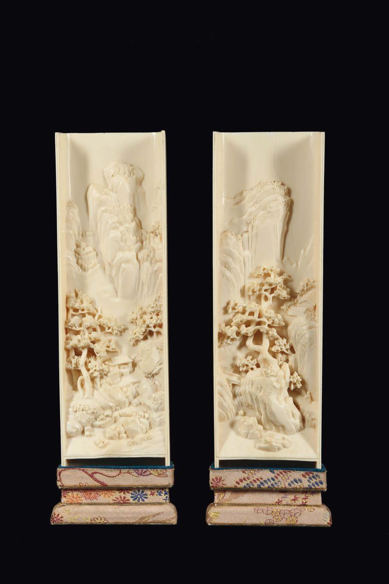 Coppia di placche in avorio con paesaggio montano a rilievo, Cina, Dinastia Qing, XIX secolo  - Asta Fine Chinese Works of Art - Cambi Casa d'Aste