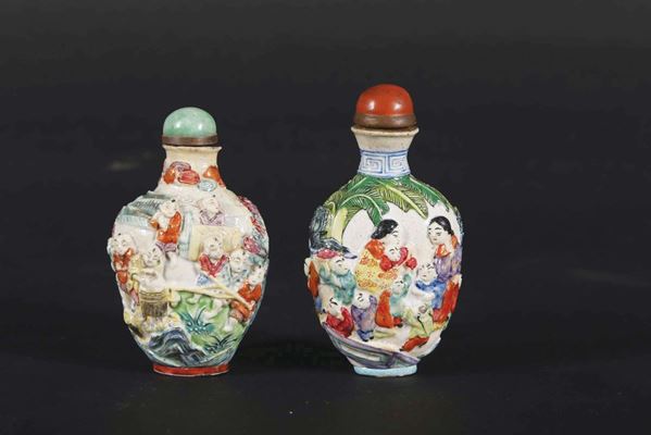 Due snuff bottles in porcellana con fanciulli a rilievo, Cina, Dinastia Qing, XIX secolo