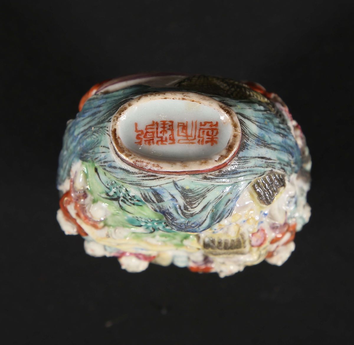 Due Snuff Bottles in Porcellana con Fanciulli a Rilievo, Cina, Dinastia Qing, XIX Secolo