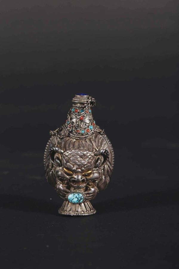 Snuff bottle in metallo con innesti di pietre dure, Cina, Dinastia Qing, XIX secolo